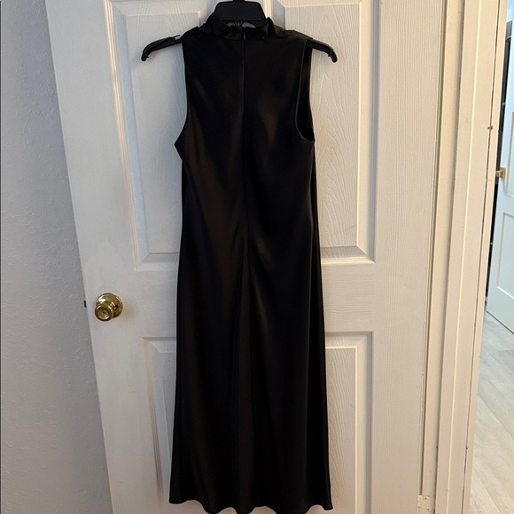 Elegant Black Sleeveless Dress - Picture 3 of 3